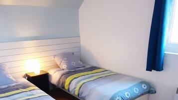 2 makuuhuonetta, työpöytÀ, silitysrauta/-lauta, vauvan matkasÀnky