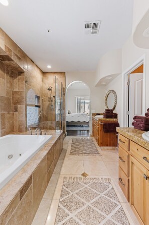 Douche, sèche-cheveux, serviettes fournies, savon