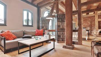 Smart-TV, Kamin, Bücher, Stereoanlage