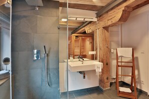 Shower, hair dryer, towels, soap - Vacation home feeling in the heart of the old town - 180 m2 over 2 floors, 3 bedrooms, fireplace (Stralsund)