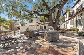A courtyard with a large tree, outdoor furniture, and a stone floor. - Casa Canasa in charming San Antonio!!!! Must see!!! (San Antonio)
