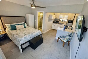 1 dormitorio, tabla de planchar con plancha, wifi y ropa de cama
