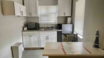 Refrigerador, microondas, placa de cocina, cafetera/tetera