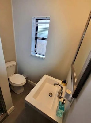 Douche, séchoir à cheveux, serviettes fournies, savon