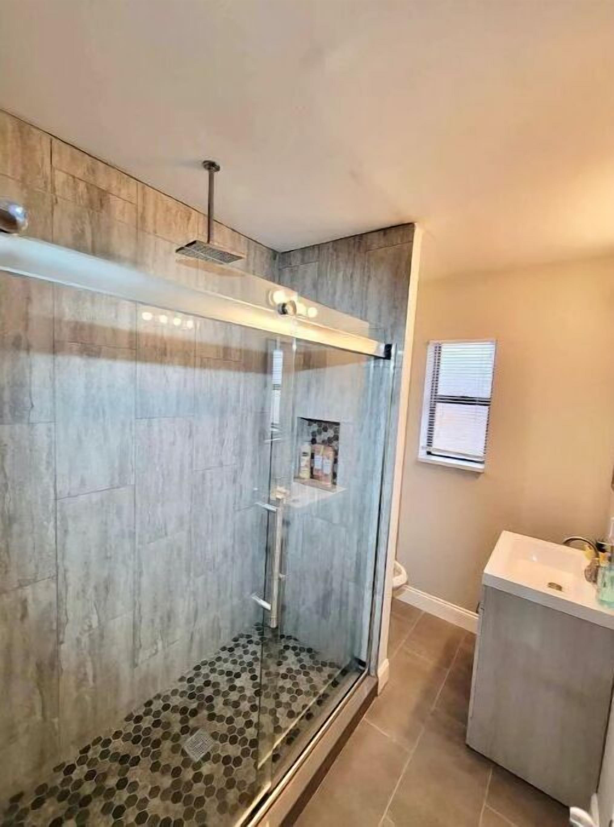 Ducha, secador de pelo, toallas, jabón