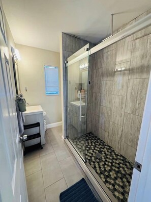 Shower - Seascape! Studio Apt near the Beach• Pets Welcome (Clearwater)