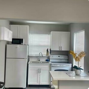 Refrigerador, cafetera y tetera y congelador 