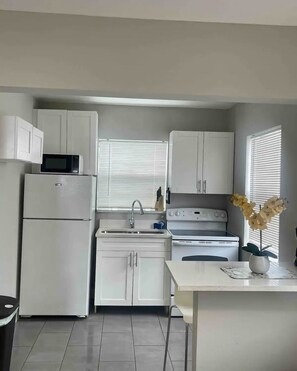 Refrigerador, cafetera y tetera y congelador 