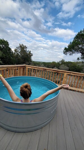 Outdoor spa tub