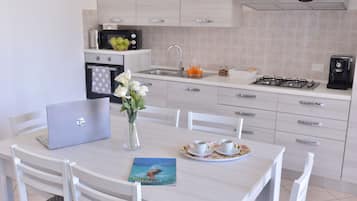 Lemari es besar, microwave, oven, dan mesin espresso