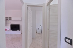 40-inch Smart TV with cable channels, TV - IzzHome Lagoon (Pula)