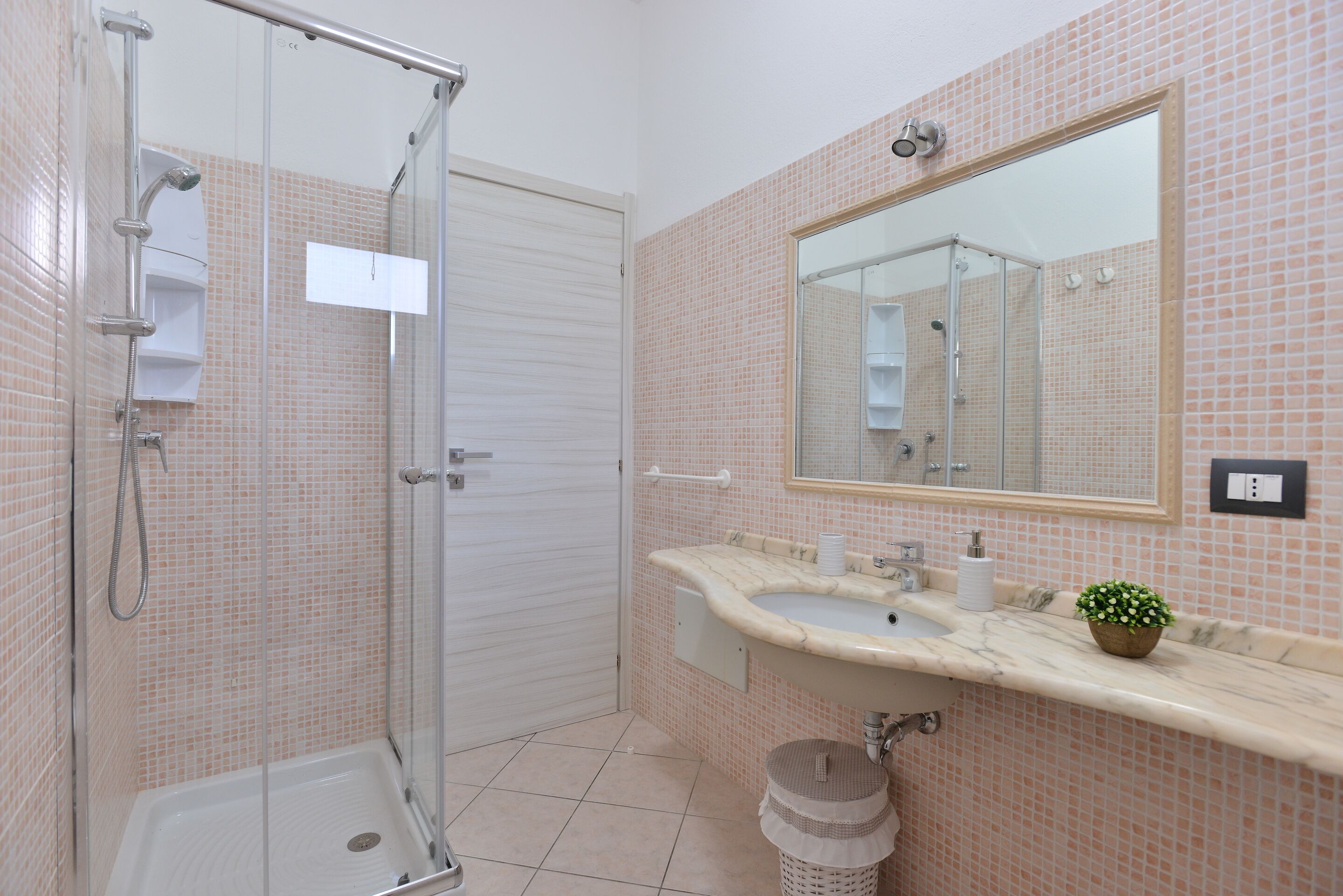 Apartment | Bathroom | Shower, hydromassage showerhead, bidet, towels