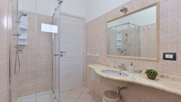 Apartment | Bathroom | Shower, hydromassage showerhead, bidet, towels