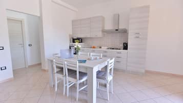 Apartemen | Dapur pribadi | Lemari es besar, microwave, oven, dan mesin espresso
