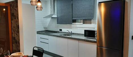 Kühlschrank, Geschirrspüler, Toaster, Kochgeschirr/Geschirr/Besteck