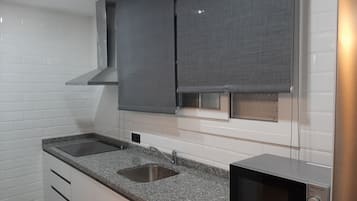 Kühlschrank, Geschirrspüler, Toaster, Kochgeschirr/Geschirr/Besteck