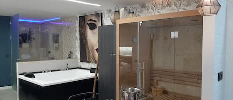 シャワー、ジェットバス、バスアメニティ (無料)、ヘアドライヤー