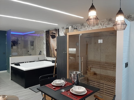Shower, jetted tub, free toiletries, hair dryer. Sierra Lof Paradise Apartment