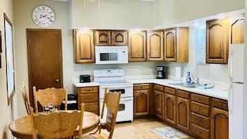 Micro-ondas, fogão, cooktop, mesas de jantar