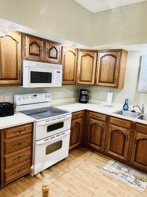 Microondas, horno, parrilla de estufa y comedor