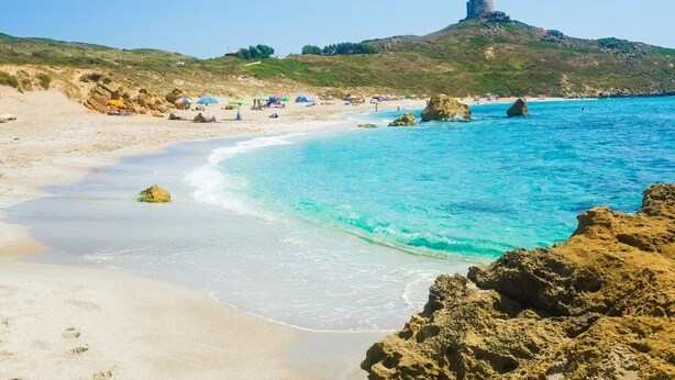 A beach with clear turquoise water, sandy shore, and a castle on a hill in the background. - House Mary, 15 minutes from the splendid beaches of Sinis - IUN Q1172 (Nurachi)