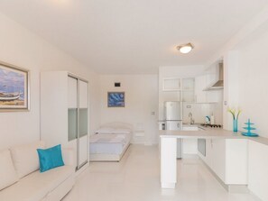 6 bedrooms, iron/ironing board, WiFi, bed sheets - Villa Blanka - Six Bedroom Villa with Swimming Pool and Sea View (Podgora)