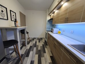 Frigorifero, microonde, forno, piano cottura