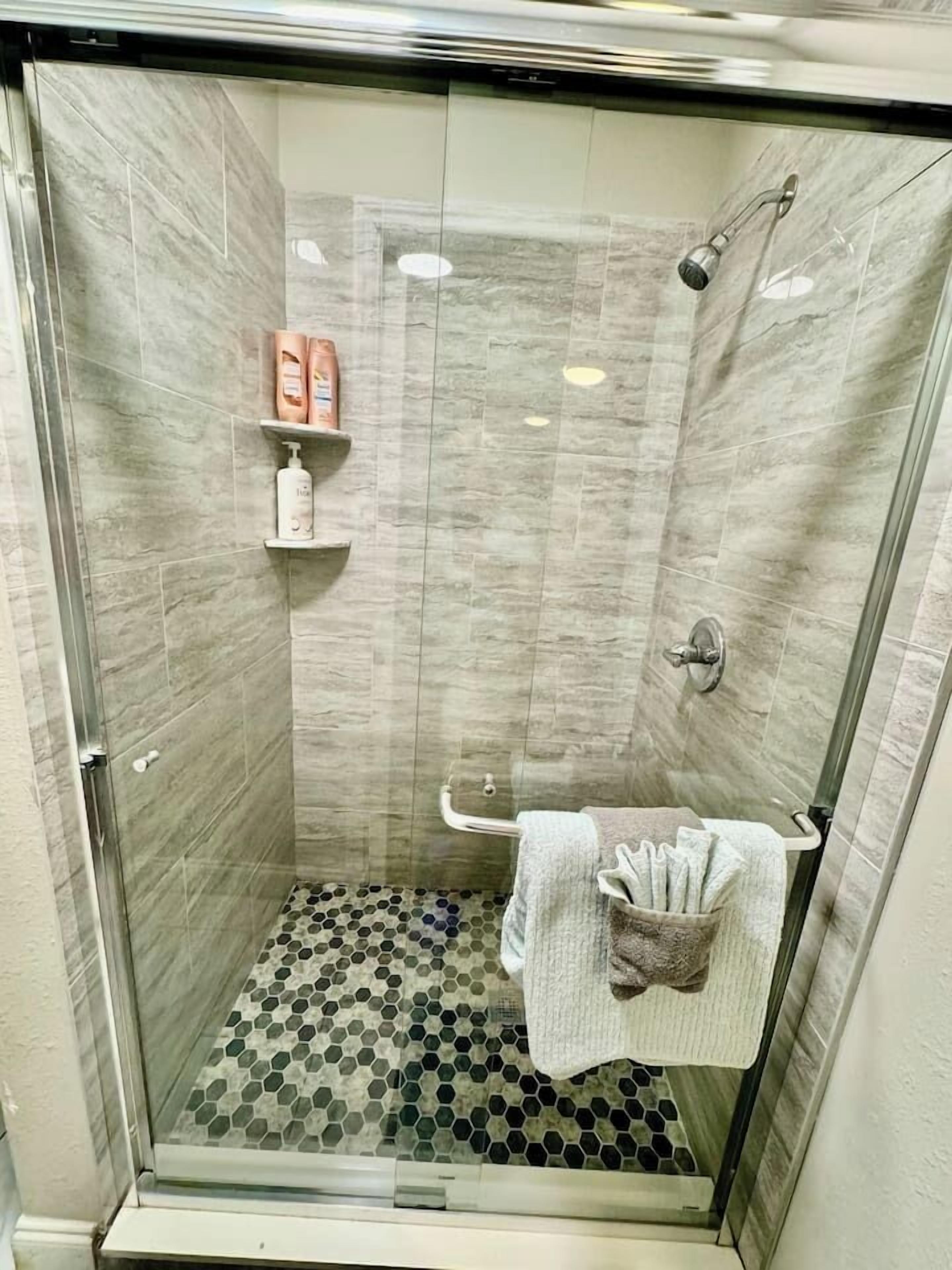 Een douche, een haardroger, handdoeken