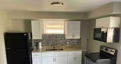 Spacious 1 bedroom apt -7 min from the beach