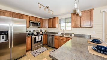 Jääkaappi, mikroaaltouuni, uuni, liesi