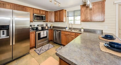 Oasis on Palm- 4 bed/2bth home, private and quiet, pool/spa
