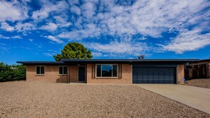 Exterior - Oasis On Palm-  Private And Quiet ~ Sparkling Pool And Spa! (Tucson)