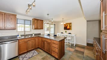 Jääkaappi, mikroaaltouuni, uuni, liesi