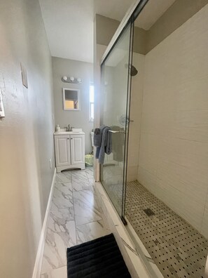Shower - Beach is calling and I must go! One Bedroom APT 7 min drive to the beach (Clearwater)