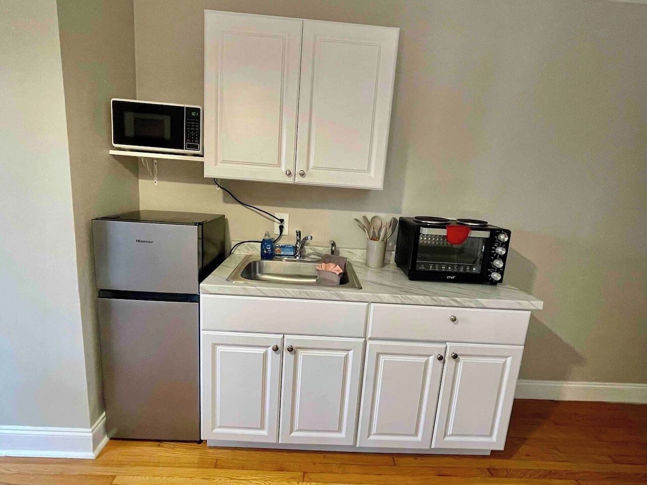 Réfrigérateur, batterie de cuisine, vaisselle et ustensiles