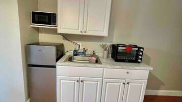 Réfrigérateur, batterie de cuisine, vaisselle et ustensiles