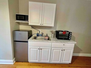 Réfrigérateur, vaisselle et ustensiles