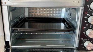 Una cocina con horno empotrado, microondas y estufa.