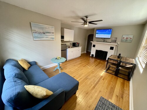 Beach is calling and I must go! One Bedroom APT 7 min drive to the beach
