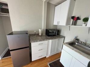 Fridge, microwave, coffee/tea maker, toaster - Comfortable and Stylish Studio Near the Beach (Clearwater)