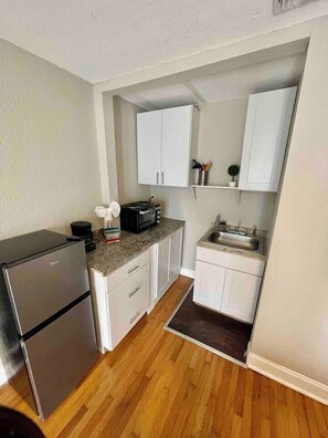 Fridge, microwave, coffee/tea maker, toaster - Comfortable and Stylish Studio Near the Beach (Clearwater)