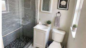 Ducha, secador de pelo, toallas