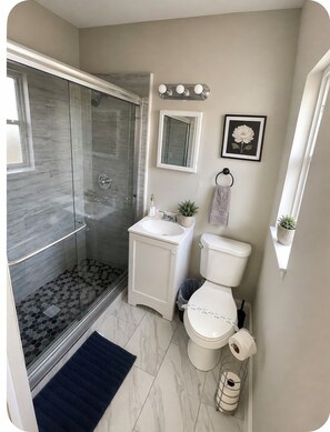 Shower, hair dryer, towels - Comfortable and Stylish Studio Near the Beach (Clearwater)