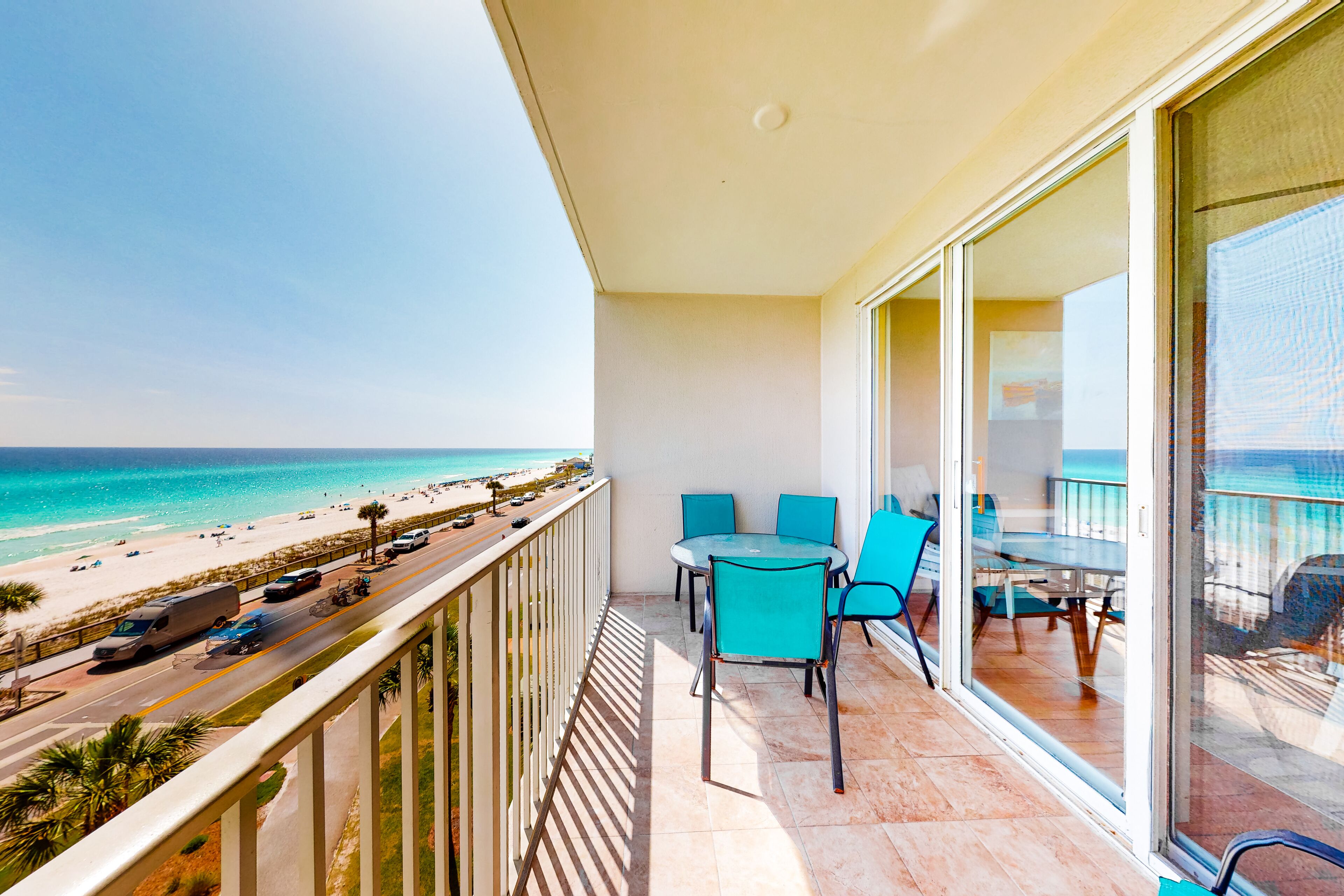 dazzling oceanfront condo with pools, hot tub, balcony - steps from the sand