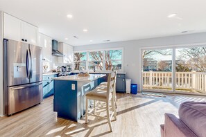 Frigorifero, microonde, forno, piano cottura