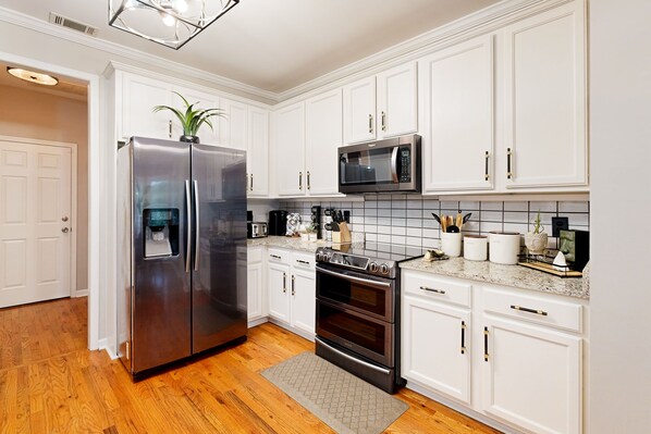 Refrigerador, microondas, horno y parrilla de estufa 