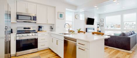 Refrigerador, microondas, horno y parrilla de estufa