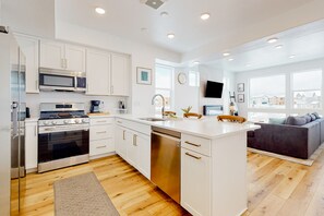 冰箱、微波炉、烤箱、炉灶