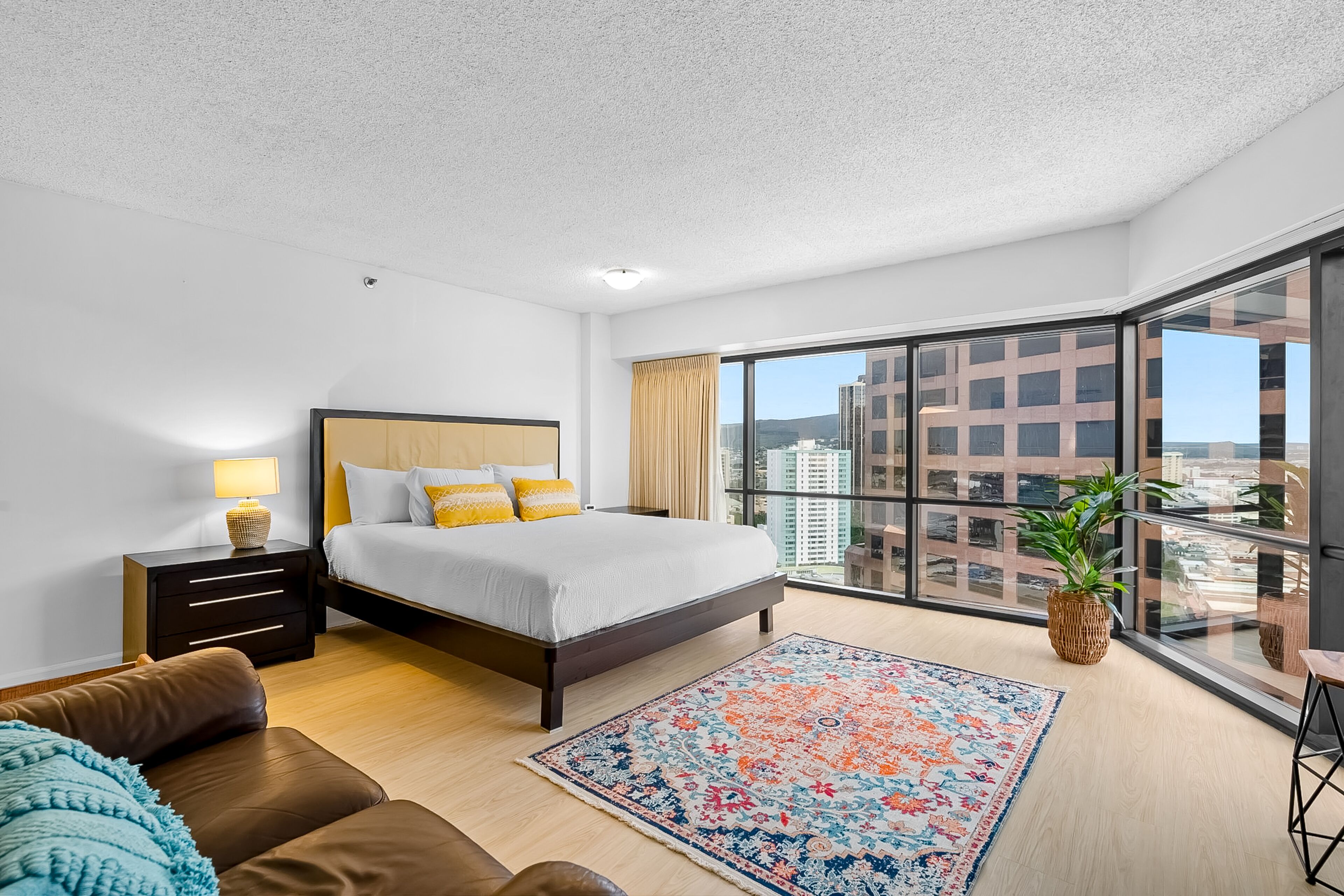 Executive-style 24th-floor condo with pool, hot tub & city views