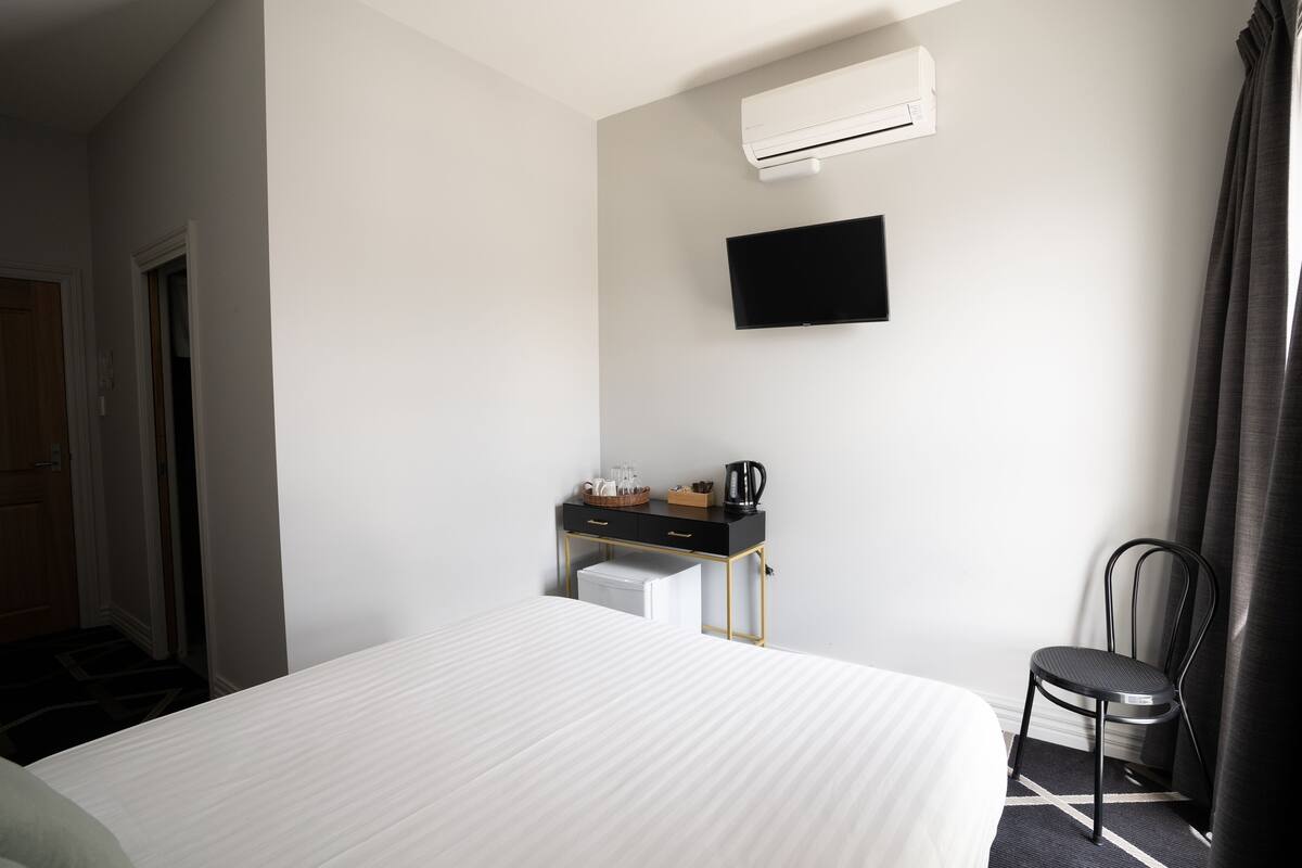 Standard Double Room, 1 Queen Bed | Premium bedding, pillowtop beds, iron/ironing board (on request)